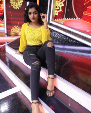 Suveta Shrimpton Instagram - Feeling like yellow jello 💛
Ranjithame show 🎥
.
.
#suntvserialactress #showtine #ranjithame #poovathalayaonsuntv #ilamathi #suveta #suvetashrimpton❤️❤️❤️