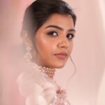 Suveta Shrimpton Instagram - Radiance at its best✨ #Airbrushmakeup Contact us on 91 9361109533 for bridal bookings & enquiries Makeup & styling @sandy_de_stylist_ Photography @sathyaphotography3 Wardrobe @diademstore.in Hairstyle @_stylenart_ Jewellery @fineshinejewels Draping @manisareedrapist1 Muse @suvetashrimpton #Airbrushmakeup #glowmakeup #glossymakeup #dewymakeup #skinlikemakeup #bridalinspiration #bridalinspo #bridalgowns #bridalgoals #chennaimua #chennaimakeupartist #chennaibridalmakeupartist #chennaimua #chennaibrides #bridslinspiration #subtlemakeup #weddinglehanga #bridallehanga