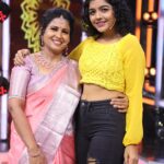 Suveta Shrimpton Instagram - Feeling like yellow jello 💛 Ranjithame show 🎥 . . #suntvserialactress #showtine #ranjithame #poovathalayaonsuntv #ilamathi #suveta #suvetashrimpton❤️❤️❤️