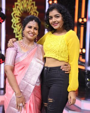 Suveta Shrimpton Instagram - Feeling like yellow jello 💛
Ranjithame show 🎥
.
.
#suntvserialactress #showtine #ranjithame #poovathalayaonsuntv #ilamathi #suveta #suvetashrimpton❤️❤️❤️
