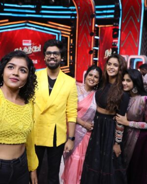 Suveta Shrimpton Instagram - Feeling like yellow jello 💛
Ranjithame show 🎥
.
.
#suntvserialactress #showtine #ranjithame #poovathalayaonsuntv #ilamathi #suveta #suvetashrimpton❤️❤️❤️