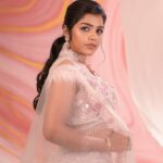 Suveta Shrimpton Instagram - Radiance at its best✨ #Airbrushmakeup Contact us on 91 9361109533 for bridal bookings & enquiries Makeup & styling @sandy_de_stylist_ Photography @sathyaphotography3 Wardrobe @diademstore.in Hairstyle @_stylenart_ Jewellery @fineshinejewels Draping @manisareedrapist1 Muse @suvetashrimpton #Airbrushmakeup #glowmakeup #glossymakeup #dewymakeup #skinlikemakeup #bridalinspiration #bridalinspo #bridalgowns #bridalgoals #chennaimua #chennaimakeupartist #chennaibridalmakeupartist #chennaimua #chennaibrides #bridslinspiration #subtlemakeup #weddinglehanga #bridallehanga
