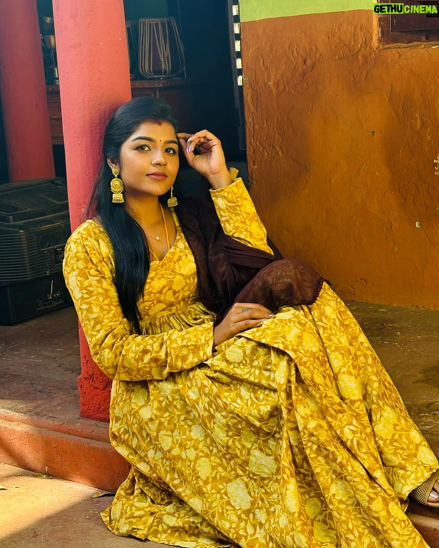 Suveta Shrimpton Instagram - #beingilamathi 🌙 #poovathalaiya @suntv #newpost #trend #suntvserial #instadaily #postoftheday #instadaily #instamood #suveta #suvetashrimpton