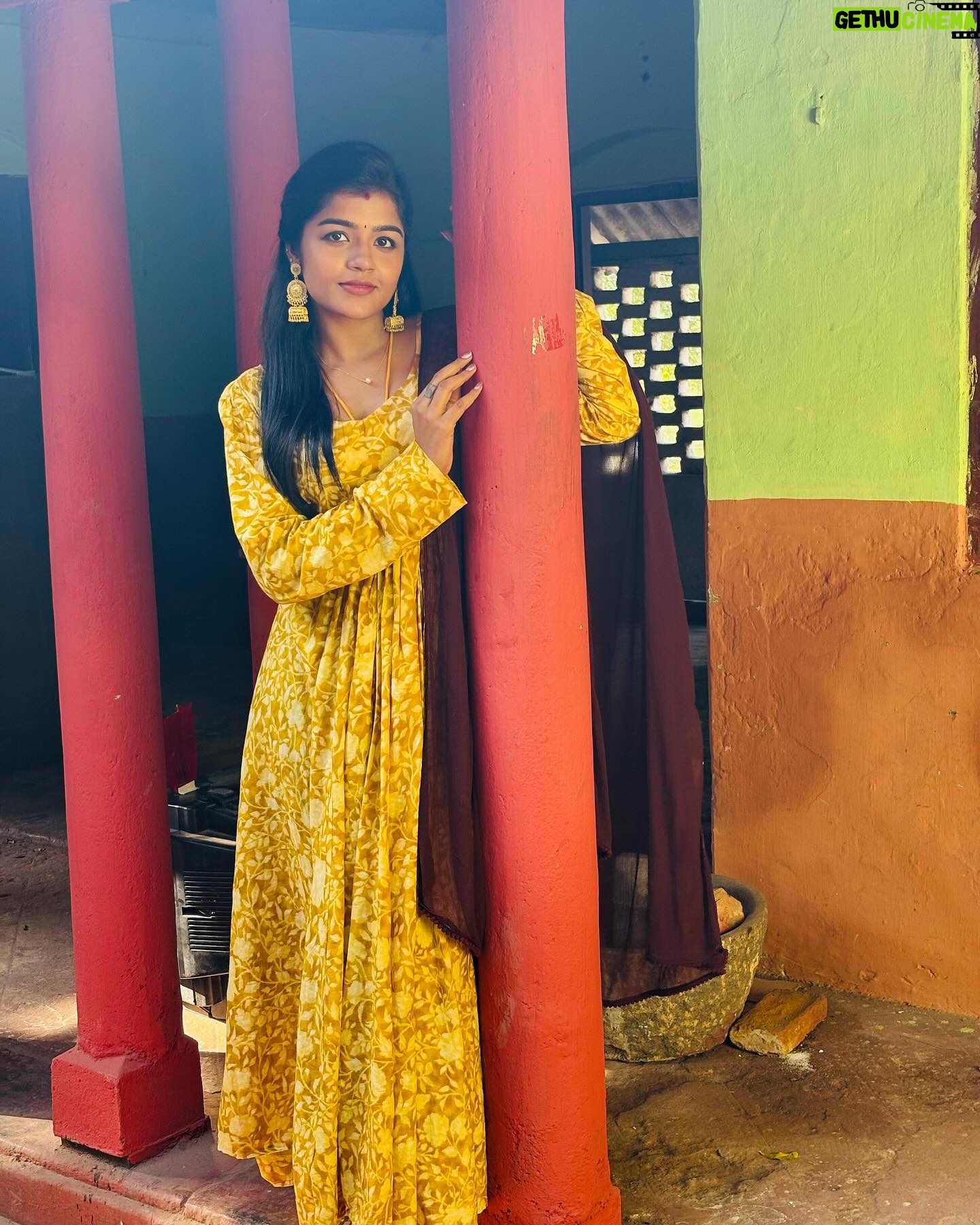 Suveta Shrimpton Instagram - #beingilamathi 🌙 #poovathalaiya @suntv #newpost #trend #suntvserial #instadaily #postoftheday #instadaily #instamood #suveta #suvetashrimpton