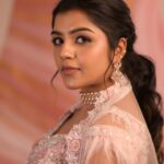 Suveta Shrimpton Instagram - Radiance at its best✨ #Airbrushmakeup Contact us on 91 9361109533 for bridal bookings & enquiries Makeup & styling @sandy_de_stylist_ Photography @sathyaphotography3 Wardrobe @diademstore.in Hairstyle @_stylenart_ Jewellery @fineshinejewels Draping @manisareedrapist1 Muse @suvetashrimpton #Airbrushmakeup #glowmakeup #glossymakeup #dewymakeup #skinlikemakeup #bridalinspiration #bridalinspo #bridalgowns #bridalgoals #chennaimua #chennaimakeupartist #chennaibridalmakeupartist #chennaimua #chennaibrides #bridslinspiration #subtlemakeup #weddinglehanga #bridallehanga