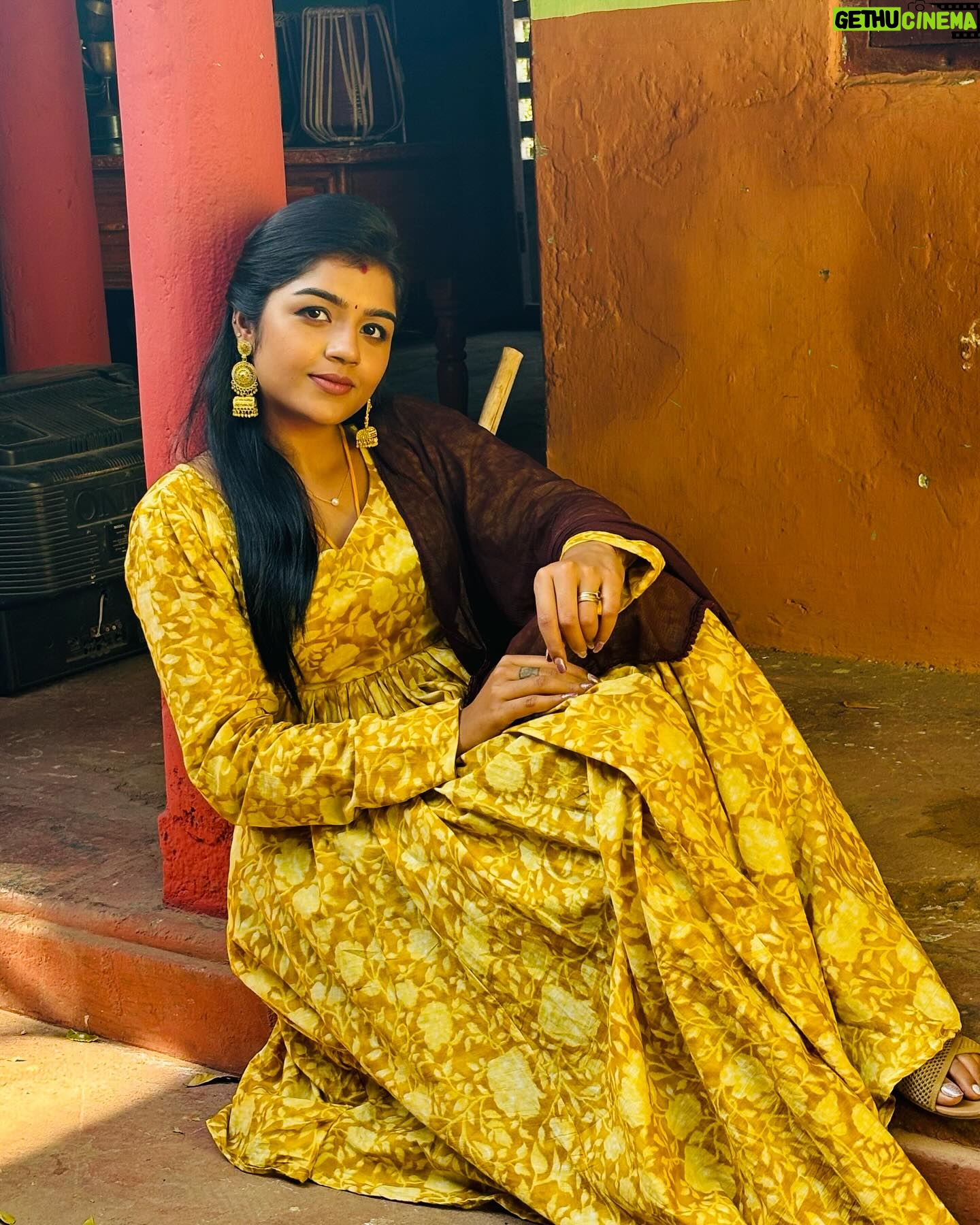 Suveta Shrimpton Instagram - #beingilamathi 🌙 #poovathalaiya @suntv #newpost #trend #suntvserial #instadaily #postoftheday #instadaily #instamood #suveta #suvetashrimpton