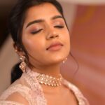 Suveta Shrimpton Instagram - Radiance at its best✨ #Airbrushmakeup Contact us on 91 9361109533 for bridal bookings & enquiries Makeup & styling @sandy_de_stylist_ Photography @sathyaphotography3 Wardrobe @diademstore.in Hairstyle @_stylenart_ Jewellery @fineshinejewels Draping @manisareedrapist1 Muse @suvetashrimpton #Airbrushmakeup #glowmakeup #glossymakeup #dewymakeup #skinlikemakeup #bridalinspiration #bridalinspo #bridalgowns #bridalgoals #chennaimua #chennaimakeupartist #chennaibridalmakeupartist #chennaimua #chennaibrides #bridslinspiration #subtlemakeup #weddinglehanga #bridallehanga