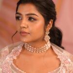 Suveta Shrimpton Instagram - Radiance at its best✨ #Airbrushmakeup Contact us on 91 9361109533 for bridal bookings & enquiries Makeup & styling @sandy_de_stylist_ Photography @sathyaphotography3 Wardrobe @diademstore.in Hairstyle @_stylenart_ Jewellery @fineshinejewels Draping @manisareedrapist1 Muse @suvetashrimpton #Airbrushmakeup #glowmakeup #glossymakeup #dewymakeup #skinlikemakeup #bridalinspiration #bridalinspo #bridalgowns #bridalgoals #chennaimua #chennaimakeupartist #chennaibridalmakeupartist #chennaimua #chennaibrides #bridslinspiration #subtlemakeup #weddinglehanga #bridallehanga