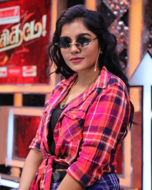 Suveta Shrimpton Instagram - Ranjithame 😎
Sunday 1pm
.
.
#suntvshows #suntvserialactress #showtime #localround #coolers #lungistyle #ilamathi #poovathalayaonsuntv #poovathalaiya #suveta #suvetashrimpton❤️❤️❤️