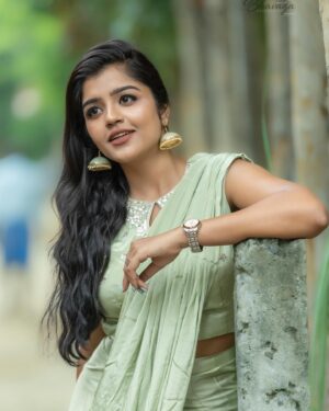 Suveta Shrimpton Instagram - All I need is peace ☮️ 
📷 @bhavaga_photography 

#photoshoot #photooftheday #saree #instsgram #instagood #nomakeuplook #casualstyle #photooftheday #suveta #suvetashrimpton #suveta #suvetashrimpton