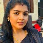 Suveta Shrimpton Instagram - Sleek, chic, and all back ♠️ . . #sareelove #blacklove #ilamathi #poovathalayaonsuntv #sunset #photooftheday #suveta #suvetashrimpton❤️❤️❤️