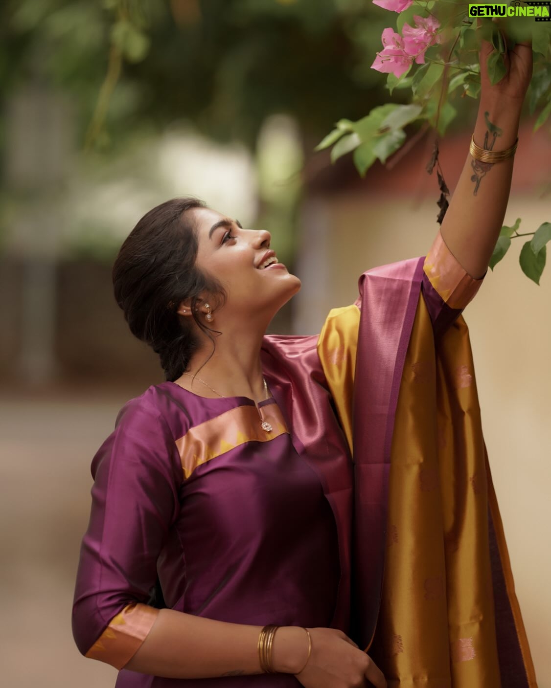 Suveta Shrimpton Instagram - Idhuvum kadandhu pogum 💫 Costumes - @ivalinmabia Photographer - @camerasenthil Makeup - @jiyamakeupartistry Hair - @purpleplusnagu Shoot Organized by @rrajeshananda . . #photoshoot #photooftheday #saree #instsgram #instagood #nomakeuplook #casualstyle #photooftheday #suveta #suvetashrimpton #suveta #suvetashrimpton