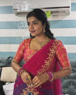 Suveta Shrimpton Instagram - Let’s celebrate 🥳 🎉
🥻 @designed_by_sindhu 
.
.
#pongalcelebration #suntvshow #showtime #halfsareestyle #ilamathi #pongalthiruvizha #poovathalaiyaonsuntv #suveta #suvetashrimpton