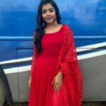 Suveta Shrimpton Instagram - One rose says more than a dozen🌹 . . #beingilamathi 🌙 #poovathalaiya @suntv #newpost #trend #suntvserial #instadaily #postoftheday #instadaily #instamood #suveta #suvetashrimpton