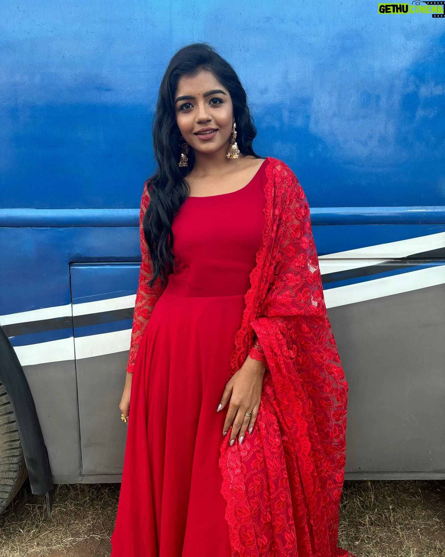 Suveta Shrimpton Instagram - One rose says more than a dozen🌹 . . #beingilamathi 🌙 #poovathalaiya @suntv #newpost #trend #suntvserial #instadaily #postoftheday #instadaily #instamood #suveta #suvetashrimpton