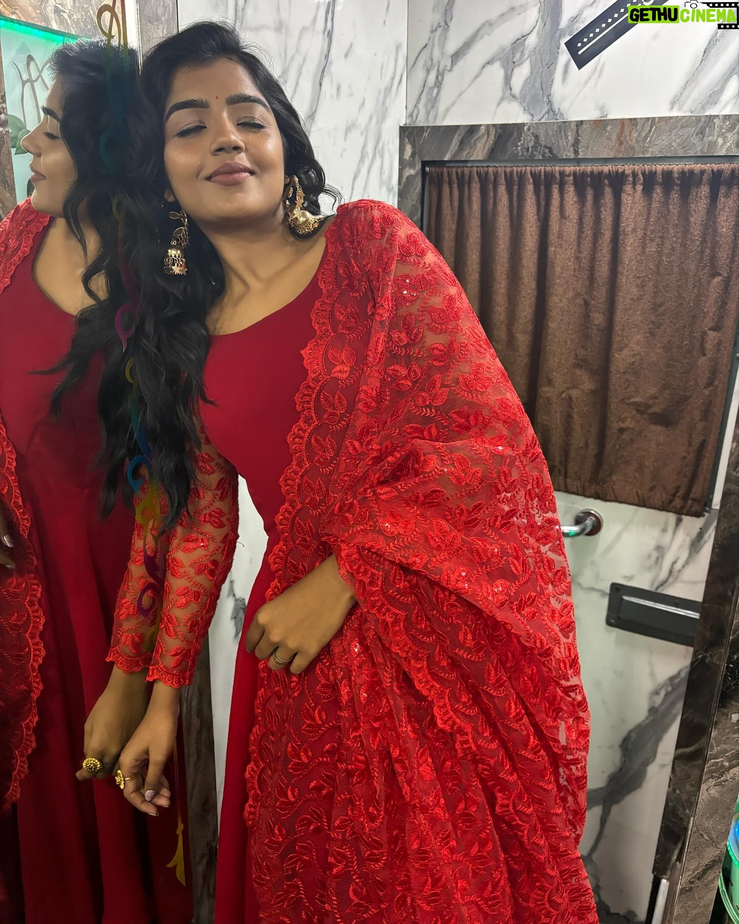 Suveta Shrimpton Instagram - One rose says more than a dozen🌹 . . #beingilamathi 🌙 #poovathalaiya @suntv #newpost #trend #suntvserial #instadaily #postoftheday #instadaily #instamood #suveta #suvetashrimpton