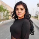 Suveta Shrimpton Instagram - Lost in shadows 🖤 📷 @doodle_phootography Hairdo @sha_cin_makeover . . . #photoshoot #sareelove #instagood #instadaily #photooftheday #trending #suvetashrimpton #suvetashrimpton❤️❤️❤️
