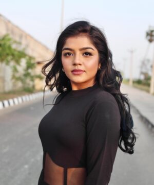 Suveta Shrimpton Instagram - Lost in shadows 🖤
 📷 @doodle_phootography 
Hairdo @sha_cin_makeover 
.
.
.
#photoshoot #sareelove #instagood #instadaily #photooftheday #trending #suvetashrimpton #suvetashrimpton❤️❤️❤️