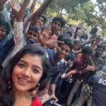 Suveta Shrimpton Instagram - One rose says more than a dozen🌹 . . #beingilamathi 🌙 #poovathalaiya @suntv #newpost #trend #suntvserial #instadaily #postoftheday #instadaily #instamood #suveta #suvetashrimpton