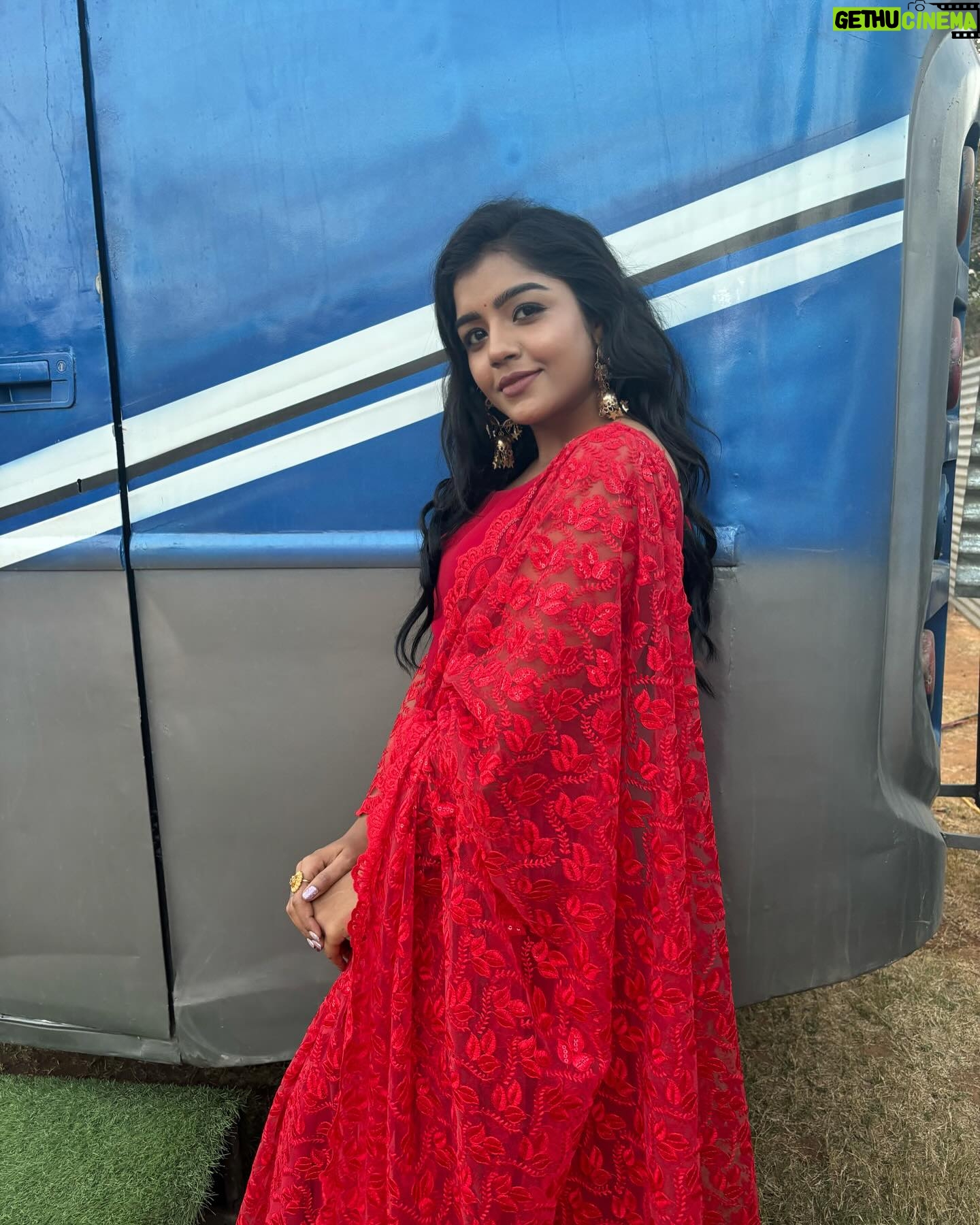 Suveta Shrimpton Instagram - One rose says more than a dozen🌹 . . #beingilamathi 🌙 #poovathalaiya @suntv #newpost #trend #suntvserial #instadaily #postoftheday #instadaily #instamood #suveta #suvetashrimpton