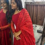 Suveta Shrimpton Instagram - One rose says more than a dozen🌹 . . #beingilamathi 🌙 #poovathalaiya @suntv #newpost #trend #suntvserial #instadaily #postoftheday #instadaily #instamood #suveta #suvetashrimpton