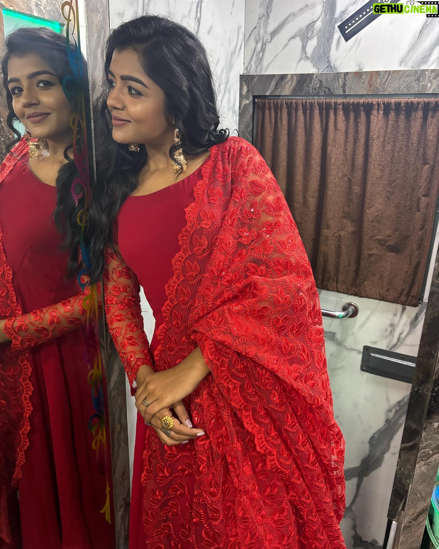 Suveta Shrimpton Instagram - One rose says more than a dozen🌹 . . #beingilamathi 🌙 #poovathalaiya @suntv #newpost #trend #suntvserial #instadaily #postoftheday #instadaily #instamood #suveta #suvetashrimpton