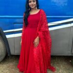 Suveta Shrimpton Instagram - One rose says more than a dozen🌹 . . #beingilamathi 🌙 #poovathalaiya @suntv #newpost #trend #suntvserial #instadaily #postoftheday #instadaily #instamood #suveta #suvetashrimpton