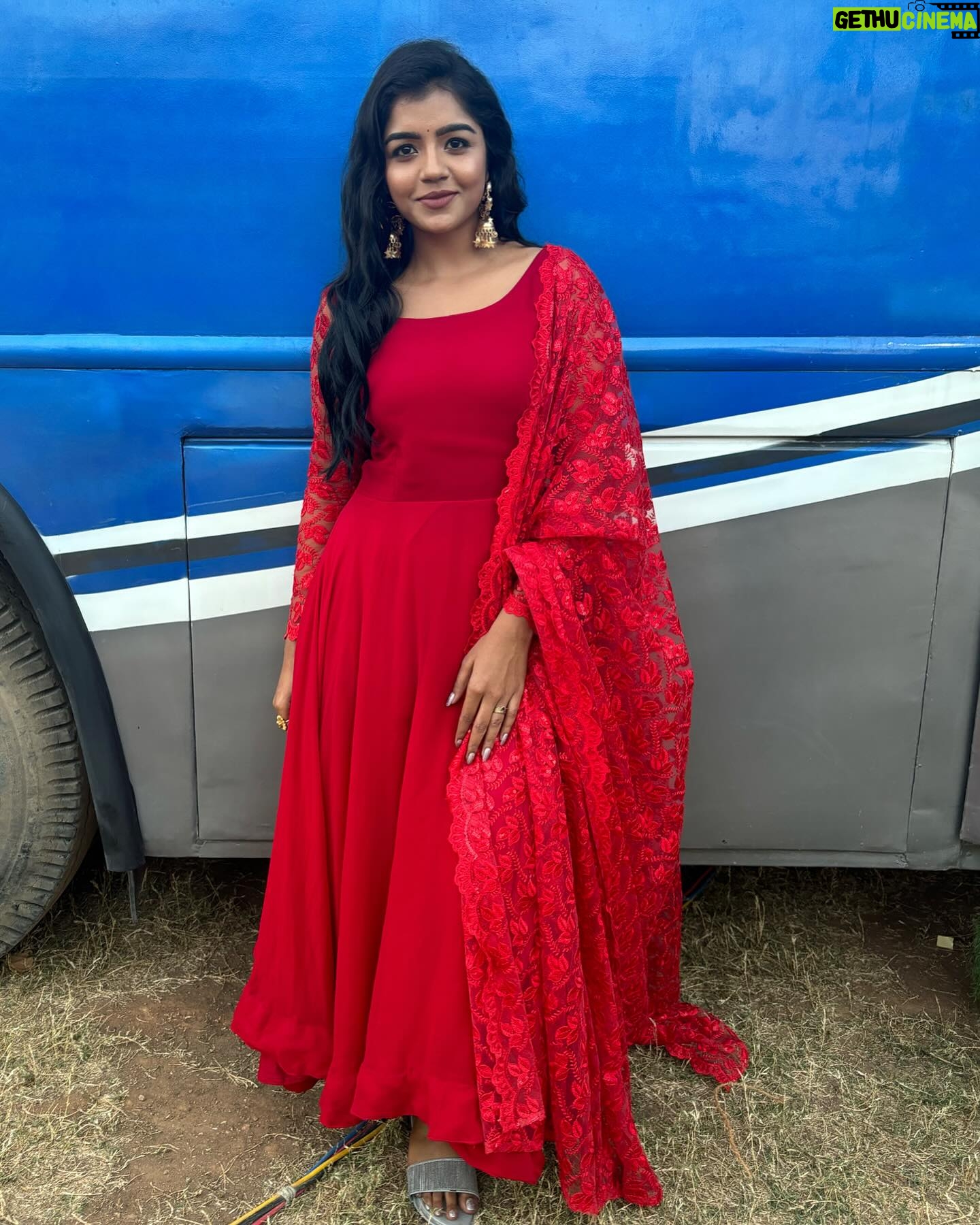 Suveta Shrimpton Instagram - One rose says more than a dozen🌹 . . #beingilamathi 🌙 #poovathalaiya @suntv #newpost #trend #suntvserial #instadaily #postoftheday #instadaily #instamood #suveta #suvetashrimpton