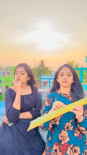 Suveta Shrimpton Instagram - Yenna babe eppadi solite 🤷🏻‍♀️
.
.
.
#reels #friends #bff #mybabe