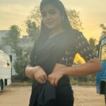 Suveta Shrimpton Instagram - Sleek, chic, and all back ♠️ . . #sareelove #blacklove #ilamathi #poovathalayaonsuntv #sunset #photooftheday #suveta #suvetashrimpton❤️❤️❤️