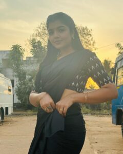 Suveta Shrimpton Instagram - Sleek, chic, and all back ♠️ . . #sareelove #blacklove #ilamathi #poovathalayaonsuntv #sunset #photooftheday #suveta #suvetashrimpton❤️❤️❤️