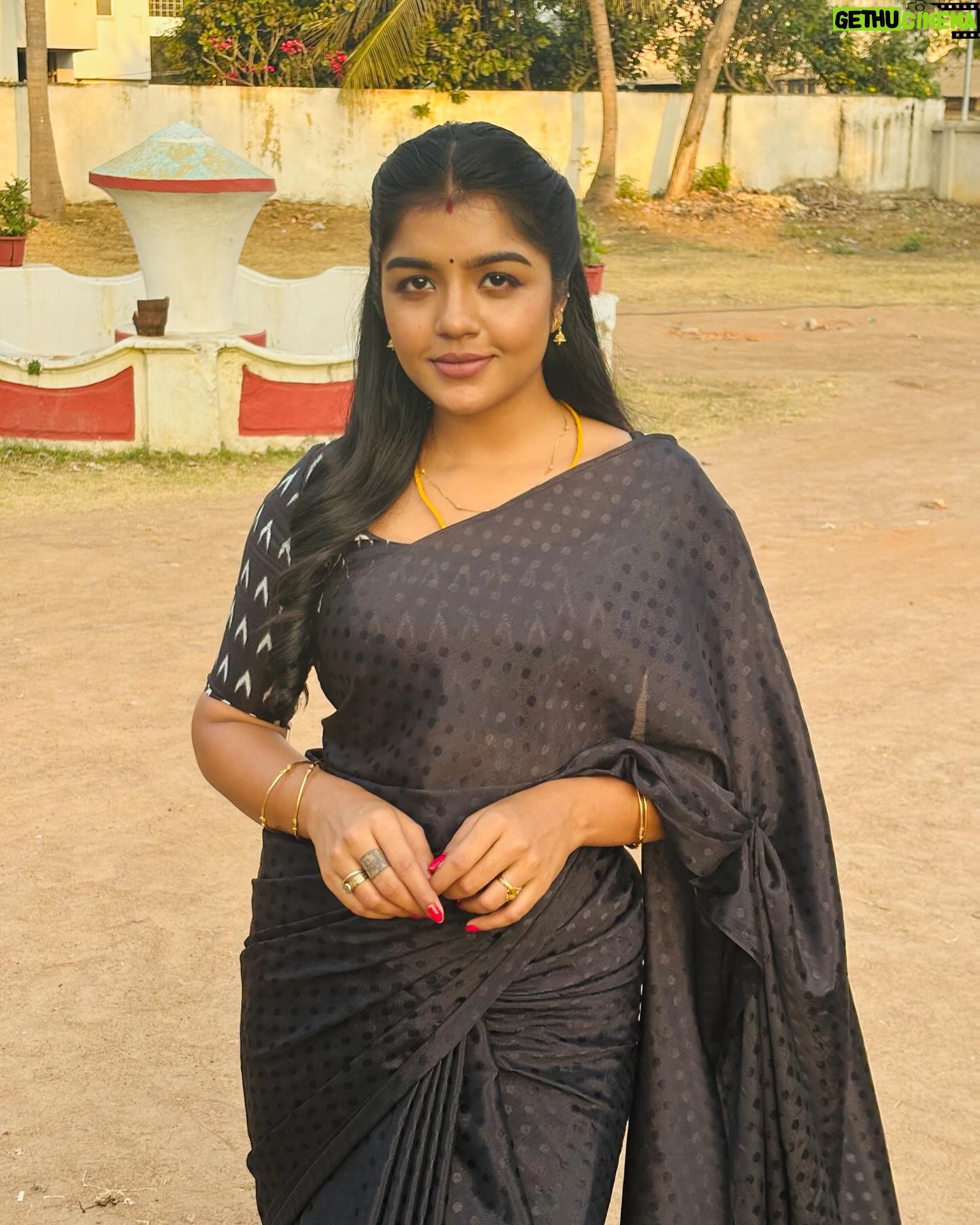 Suveta Shrimpton - 9.3K Likes - Sleek, chic, and all back ā ļø
.
.
#sareelove #blacklove #ilamathi #poovathalayaonsuntv #sunset #photooftheday #suveta #suvetashrimptonā¤ļøā¤ļøā¤ļø