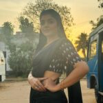 Suveta Shrimpton Instagram - Sleek, chic, and all back ♠️ . . #sareelove #blacklove #ilamathi #poovathalayaonsuntv #sunset #photooftheday #suveta #suvetashrimpton❤️❤️❤️