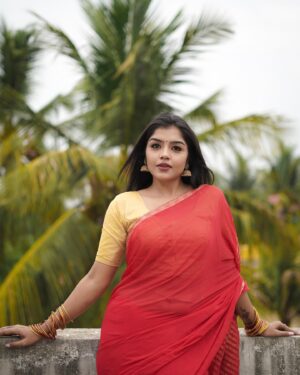 Suveta Shrimpton Instagram - Making waves wherever I go 🌊🤗
.
.
.
.
.
.
#photoshoot #sareelove #instagood #instadaily #photooftheday #trending #suvetashrimpton #suvetashrimpton❤️❤️❤️