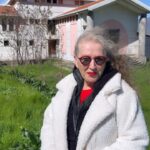 Suzan Kardeş Instagram - rahmetli ESMA RECEPOVA olmadan HIDIRELLEZ düşünülemez🤲💐🥺NOBEL ödülüne aday gösterilmiş özel bir kadın🌹eskiden müze olan evini ziyaret ettik😞biraz üzücü oldu.zira bazı mahkemelik sebeplerden dolayı kapalı ve terkedimiş bulduk😞 umarım tekrar hayata geçmesi için birşeyler yapılabilir🤔mekanın cennet olsun ESMA🤲💐 #esmarecepova @suzaninhidirellezfestivali @unesco @unescoturkiye @unitednationsturkey @unitednations @bkmsahne @uniqistanbul @bilge.karga #mutluluk #sevgi #aşk #huzur #bereket #sağlık #esmaredjepova #gypsy #roman #kraliçe #bahar #hıdırelellez #djurdjevdan #türkiye #istanbul #music