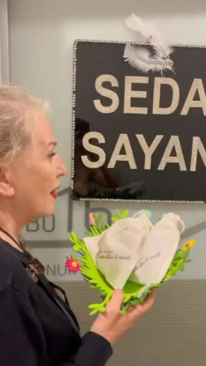 Suzan Kardeş Instagram - Dostlarla HIDIRELLEZ gezmeleri devam(8) SEDA SAYAN 🥰🧿💐💃🍀🌺 @sedasayan odasına o gelmeden gizlice girdim ( pek düzenli kıskandım biraz) SEDA’cığım ömrün hep bereketli şanslı sağlıklı aşk dolu bolluk içinde geçsin🤲🥰🧿 fırsat bulursan işin yoksa kaç geeeelll💃 @suzaninhidirellezfestivali @maximumuniq @bkmonline @unescoturkiye @unitednationsturkey @un_turkiye @unesco #bahar #kutlama #bolluk #bereket #sağlık #aşk #mutluluk #music #performance #dance #eğlence #gece #türkiye #makedonia #istanbul #hıdırellez