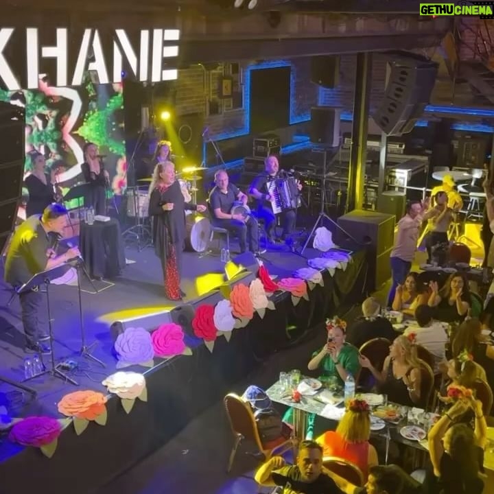 Suzan Kardeş Instagram - Ayyy ben de çok eğlendim💐🥰💃 yakında yine görüşmek dileğiyle hep mutlu olun dostlar🥰💐🍀🧿👏 @modakayikhane #music #performance #dance #eğlence #gece #istanbul @razakiletisimenajerlik