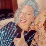 Suzan Kardeş Instagram – SEZEN’im beni melek gibi göstermeye çırpınsa da,gerçek değişmiyor😎😩 fotoby #sezenaksu 🥰💐🤲🧿🍀💋 #gümüşlük #bodrum #music #star #angel
