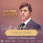 Suzan Kardeş Instagram - Gerçek ve trajedik bir hayat hikayesi SADIK 2şubat tüm sinemalarda🎬 @sadikahmetfilmi bir rumelili olarak bu kadroda ve bu hikayede var olduğum için gurur duyuyorum💐 @mcgfilmofficial @trtsinema @trt1 @hakanyonat