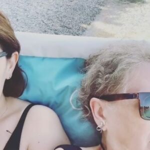Suzan Kardeş Instagram - ANNE GÜNÜNÜZ KUTLU OLSUN 🥰💐🧿🌸🌼🌺 #annelergünü annesinin canı birtanesi @begum_varbil #aile