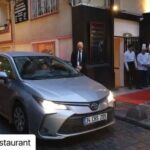 Suzan Kardeş Instagram - Çoook teşekkür ederim zarif ZARİFİ💐çok güzel 14 yılımız oldu beraber💐zarifi’nin 20.yılında tekrar beraber olmak üstelik canım dostlarım @bkmonline ile birlikte şarkılar söylemek çok güzeldi💐bana ve orkestra arkadaşlarıma yaptığınız bitmeyen jest’leriniz için mutfaktan servise ve yönetime tüm ZARİFİ ekibine binlerce teşekkürler💐güzel günlerde buluşmak dileğiyle sevgilerrrrrr🥰💐🧿💋 @zarifirestaurant @bulentodev @semaonan 💐💐💐🌟🌟🌟 #Repost @zarifirestaurant with @use.repost ・・・ 20 yıldan bu yana Bir Beyoğlu klasiği olan Zarifi’yi, böylesi özel bir marka yapan en önemli değerlerden biri hiç şüphe yok ki Sayın @suzankardes ‘tir. Türk sanat dünyasının saygın emektarı, çok sevileni ve duayeni bir değeri, @bkmsahne özel gecesi için sahne almak adına tekrar geldiği Zarifi’de böyle bir sürprizle karşıladık. Bir nebze olsun mutlu edebildiysek ne mutlu bize…