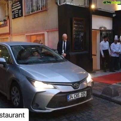 Suzan Kardeş Instagram - Çoook teşekkür ederim zarif ZARİFİ💐çok güzel 14 yılımız oldu beraber💐zarifi’nin 20.yılında tekrar beraber olmak üstelik canım dostlarım @bkmonline ile birlikte şarkılar söylemek çok güzeldi💐bana ve orkestra arkadaşlarıma yaptığınız bitmeyen jest’leriniz için mutfaktan servise ve yönetime tüm ZARİFİ ekibine binlerce teşekkürler💐güzel günlerde buluşmak dileğiyle sevgilerrrrrr🥰💐🧿💋 @zarifirestaurant @bulentodev @semaonan 💐💐💐🌟🌟🌟 #Repost @zarifirestaurant with @use.repost ・・・ 20 yıldan bu yana Bir Beyoğlu klasiği olan Zarifi’yi, böylesi özel bir marka yapan en önemli değerlerden biri hiç şüphe yok ki Sayın @suzankardes ‘tir. Türk sanat dünyasının saygın emektarı, çok sevileni ve duayeni bir değeri, @bkmsahne özel gecesi için sahne almak adına tekrar geldiği Zarifi’de böyle bir sürprizle karşıladık. Bir nebze olsun mutlu edebildiysek ne mutlu bize…