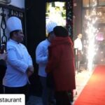 Suzan Kardeş Instagram - Çoook teşekkür ederim zarif ZARİFİ💐çok güzel 14 yılımız oldu beraber💐zarifi’nin 20.yılında tekrar beraber olmak üstelik canım dostlarım @bkmonline ile birlikte şarkılar söylemek çok güzeldi💐bana ve orkestra arkadaşlarıma yaptığınız bitmeyen jest’leriniz için mutfaktan servise ve yönetime tüm ZARİFİ ekibine binlerce teşekkürler💐güzel günlerde buluşmak dileğiyle sevgilerrrrrr🥰💐🧿💋 @zarifirestaurant @bulentodev @semaonan 💐💐💐🌟🌟🌟 #Repost @zarifirestaurant with @use.repost ・・・ 20 yıldan bu yana Bir Beyoğlu klasiği olan Zarifi’yi, böylesi özel bir marka yapan en önemli değerlerden biri hiç şüphe yok ki Sayın @suzankardes ‘tir. Türk sanat dünyasının saygın emektarı, çok sevileni ve duayeni bir değeri, @bkmsahne özel gecesi için sahne almak adına tekrar geldiği Zarifi’de böyle bir sürprizle karşıladık. Bir nebze olsun mutlu edebildiysek ne mutlu bize…