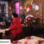 Suzan Kardeş Instagram - Çoook teşekkür ederim zarif ZARİFİ💐çok güzel 14 yılımız oldu beraber💐zarifi’nin 20.yılında tekrar beraber olmak üstelik canım dostlarım @bkmonline ile birlikte şarkılar söylemek çok güzeldi💐bana ve orkestra arkadaşlarıma yaptığınız bitmeyen jest’leriniz için mutfaktan servise ve yönetime tüm ZARİFİ ekibine binlerce teşekkürler💐güzel günlerde buluşmak dileğiyle sevgilerrrrrr🥰💐🧿💋 @zarifirestaurant @bulentodev @semaonan 💐💐💐🌟🌟🌟 #Repost @zarifirestaurant with @use.repost ・・・ 20 yıldan bu yana Bir Beyoğlu klasiği olan Zarifi’yi, böylesi özel bir marka yapan en önemli değerlerden biri hiç şüphe yok ki Sayın @suzankardes ‘tir. Türk sanat dünyasının saygın emektarı, çok sevileni ve duayeni bir değeri, @bkmsahne özel gecesi için sahne almak adına tekrar geldiği Zarifi’de böyle bir sürprizle karşıladık. Bir nebze olsun mutlu edebildiysek ne mutlu bize…