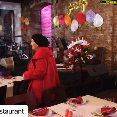 Suzan Kardeş Instagram - Çoook teşekkür ederim zarif ZARİFİ💐çok güzel 14 yılımız oldu beraber💐zarifi’nin 20.yılında tekrar beraber olmak üstelik canım dostlarım @bkmonline ile birlikte şarkılar söylemek çok güzeldi💐bana ve orkestra arkadaşlarıma yaptığınız bitmeyen jest’leriniz için mutfaktan servise ve yönetime tüm ZARİFİ ekibine binlerce teşekkürler💐güzel günlerde buluşmak dileğiyle sevgilerrrrrr🥰💐🧿💋 @zarifirestaurant @bulentodev @semaonan 💐💐💐🌟🌟🌟 #Repost @zarifirestaurant with @use.repost ・・・ 20 yıldan bu yana Bir Beyoğlu klasiği olan Zarifi’yi, böylesi özel bir marka yapan en önemli değerlerden biri hiç şüphe yok ki Sayın @suzankardes ‘tir. Türk sanat dünyasının saygın emektarı, çok sevileni ve duayeni bir değeri, @bkmsahne özel gecesi için sahne almak adına tekrar geldiği Zarifi’de böyle bir sürprizle karşıladık. Bir nebze olsun mutlu edebildiysek ne mutlu bize…