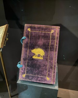 Suzannah Lipscomb Instagram - The @bodleianlibraries’s Weston Library shows off some of their treasures in their exhibition Gifts & Books. 

Here the translation of Marguerite de Navarre’s Le miroir de l’âme pécheresse that Princess Elizabeth prepared for Kateryn Parr, a Geneva Bible bound in 1584, and two gorgeously-bound books by Francis Bacon, given by Bacon to Buckingham and the Bodleian respectively. (I love that he lent into the pun on his name.)

Podcast coming soon.