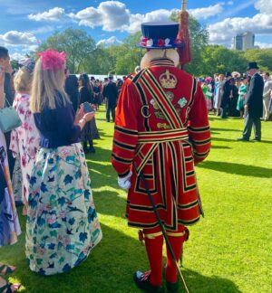 Suzannah Lipscomb Instagram - It was a great honour to be invited, as wing-woman to @clairemshanahan, Executive Director of the @womensprize, to a garden party at Buckingham Palace to celebrate the creative industries.

As a Tudor historian, I was particularly delighted to see the King’s Body Guard of the Yeomen of the Guard - created in 1485 to protect Henry VII - in operation in their full Tudor regalia, complete with halberds, ruffs and the new CIII cipher. 

And because I loved my hat by @jennyrobertsmillinery, here’s a couple more pics showing it off.

And the Buckingham Palace lawns do rather put ours to shame but I reckon they’ve got more gardeners.
