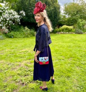 Suzannah Lipscomb Instagram - It was a great honour to be invited, as wing-woman to @clairemshanahan, Executive Director of the @womensprize, to a garden party at Buckingham Palace to celebrate the creative industries.

As a Tudor historian, I was particularly delighted to see the King’s Body Guard of the Yeomen of the Guard - created in 1485 to protect Henry VII - in operation in their full Tudor regalia, complete with halberds, ruffs and the new CIII cipher. 

And because I loved my hat by @jennyrobertsmillinery, here’s a couple more pics showing it off.

And the Buckingham Palace lawns do rather put ours to shame but I reckon they’ve got more gardeners.