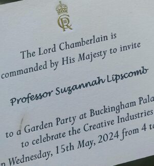 Suzannah Lipscomb Instagram - It was a great honour to be invited, as wing-woman to @clairemshanahan, Executive Director of the @womensprize, to a garden party at Buckingham Palace to celebrate the creative industries.

As a Tudor historian, I was particularly delighted to see the King’s Body Guard of the Yeomen of the Guard - created in 1485 to protect Henry VII - in operation in their full Tudor regalia, complete with halberds, ruffs and the new CIII cipher. 

And because I loved my hat by @jennyrobertsmillinery, here’s a couple more pics showing it off.

And the Buckingham Palace lawns do rather put ours to shame but I reckon they’ve got more gardeners.