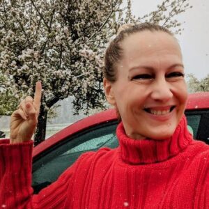 Suzanne Bernert Instagram - Check the Apple Tree behind me !!! @arjunhardas sorry for all the snow without you...I tried to convince the weather to behave but 😕😔 ❄️🌨️❄️
.
.
.
#snow #isnyimallgäu #wetterverrückt #suzannebernert #redsweater #cold #appletree #deutschlanderleben #kaltindeutschland #suzannebernert #arjunhardas
